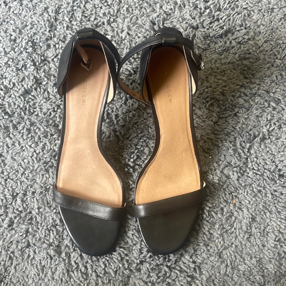 Size 9 - Picture 1 of 4
